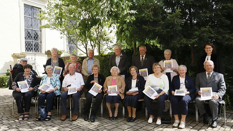 Auf dem Foto hinten von links: Gerhard Wolfrum, Rosa Maria Brand, Ingrid Krug, Werner Rennert, Reiner Sidon, Helmut Käb, Christa Fischer, Ingeborg Roß, Elfriede Wendel, Otmar Kirchner, Gerlinde Henig, Helga Kettler (Kronjuwelene), Heger Edeltraud (Eichene), Roswitha Krauser, Erna Schneider, Richard Haßfurther, Frau Pfarrerin Wagner.