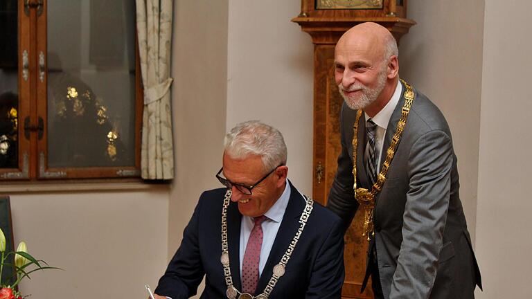 Bad Neustadts erster Bürgermeister Bruno Altrichter trägt sich zur Freude von Oberbürgermeister Kay Blankenburg ins Goldene Buch der Stadt Bad Kissingen ein.  Fotos: Werner Vogel       -  Bad Neustadts erster Bürgermeister Bruno Altrichter trägt sich zur Freude von Oberbürgermeister Kay Blankenburg ins Goldene Buch der Stadt Bad Kissingen ein.  Fotos: Werner Vogel