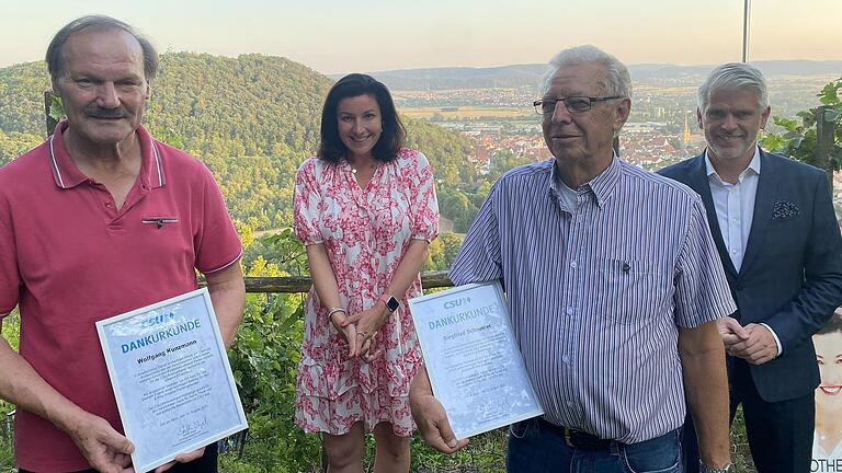 Wolfgang Kunzmann und Siegfried Schneider (vorne, von links) erhielten die Silberne Ehrenraute des CSU-Kreisverbandes. Verliehen wurde die Auszeichnung von Dorothee Bär und Steffen Vogel.