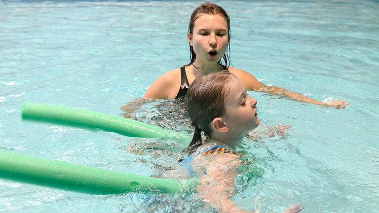 Schwimmlehrerin Helena bringt Kleinkindern im Wolfgang-Adami- Bad in Würzburg das Schwimmen bei.