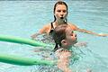 Schwimmlehrerin Helena bringt Kleinkindern im Wolfgang-Adami- Bad in Würzburg das Schwimmen bei.