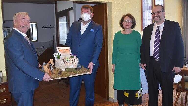Im Namen des Gemeinderates gratulierten Links Stellvertreter Otto Müller (links) und Gemeinderätin Diana Pachovsky Bürgermeister Martin Link zum 50. Geburtstag.