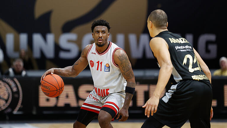 Stanley Whittaker (am Ball, mit Braunschweigs Robin Amaize) sorgte wesentlich für den ersten Saisonsieg der Baskets.