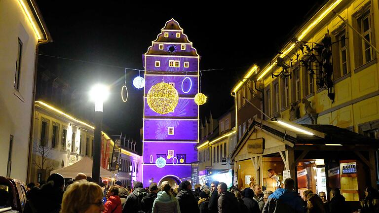 Das Hohntor als Wahrzeichen der Stadt Bad Neustadt soll auch in diesem Winter beleuchtet werden. Die auf unserem Archivbild zu sehenden Leucht-Kugeln wird es heuer nicht geben. Das Hohntor als Wahrzeichen der Stadt Bad Neustadt soll auch in diesem Winter beleuchtet werden. Die auf unserem Archivbild zu sehenden Leucht-Kugeln wird es heuer nicht geben.