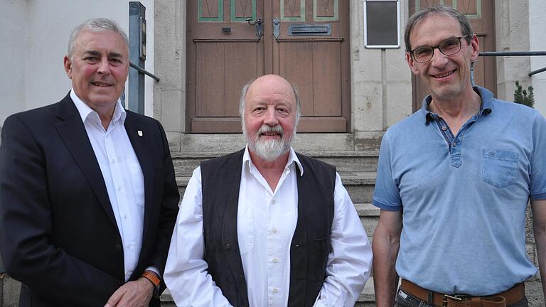 Armin Härtig ist neuer Vorsitzender des Naturschutzvereins. Mit auf dem Foto Grünsfelds Bürgermeister Joachim Markert (links) und Georg Vath (rechts).