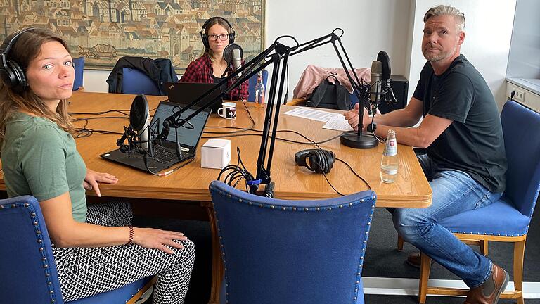 Pressesprecher Enrico Ball vom Polizeipräsidium Unterfranken im Interview bei den Aufnahmen zu einem Podcast zum Mordfall Cornelia Hümpfer mit den Redakteurinnen (von links) Silke Albrecht und Desiree Schneider. Pressesprecher Enrico Ball vom Polizeipräsidium Unterfranken im Interview bei den Aufnahmen zu einem Podcast zum Mordfall Cornelia Hümpfer mit den Redakteurinnen (von links) Silke Albrecht und Desiree Schneider.