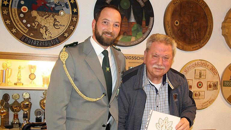 Neues Ehrenmitglied bei den Volkacher Schützen: Oswald Glaser (rechts), geehrt von Schützenmeister Andreas Kaltenbach (links).