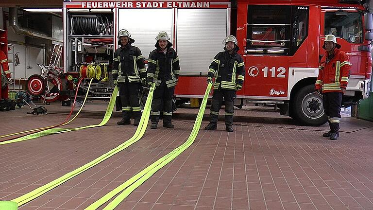 Auch das Schlauch ausrollen will geübt sein. Da verlief nicht jede Schlauchbahn bei den Dorfrockern kerzengerade, was die Thomann-Brüder veranlasste, sich gegenseitig auf die Schippe zu nehmen.