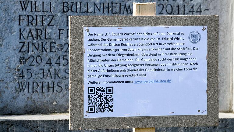 Das neue Hinweisschild vor dem Ehrenmal für Gefallene in Geroldshausen: 'Der Name Dr. Eduard Wirths hat auf dem Denkmal nichts zu suchen.'