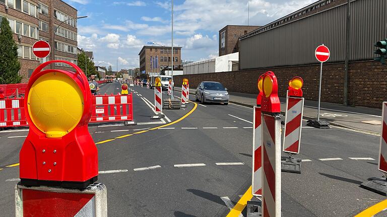 Von Oberndorf kommend, kann man die Ernst-Sachs-Straße nur bis kurz nach dem ZF-Parkplatz stadteinwärts fahren, wird dann über die Uferstraße am Main umgeleitet.