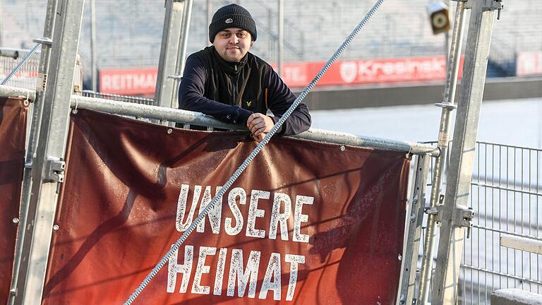 Jonas Liebl ist inklusiver Mitarbeiter bei den Würzburger Kickers – und großer Fan des Vereins.