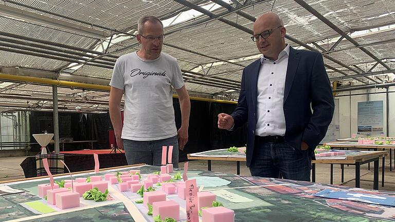 Klimaschutzmanager Stefan Richter (links) zusammen mit Bürgermeister Michael Kastl an einem der von Bürgern entworfenen Modellen für das Treibhaus-Projekt. Die Stadt hat den Vertrag mit Stefan Richter um drei Jahre verlängert.       -  Klimaschutzmanager Stefan Richter (links) zusammen mit Bürgermeister Michael Kastl an einem der von Bürgern entworfenen Modellen für das Treibhaus-Projekt. Die Stadt hat den Vertrag mit Stefan Richter um drei Jahre verlängert.