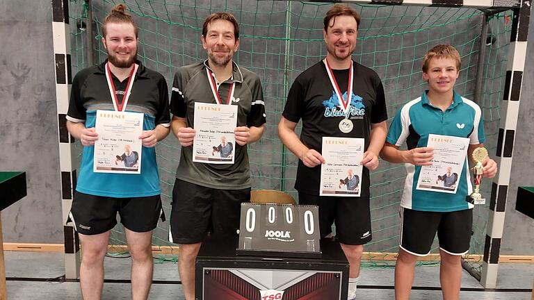 Die Sieger im Herren-B-Einzel: (von links): Tobias Müller (3./SB Versbach), Alexander Dubon (3./TSG Waldbüttelbrunn), Volker Lorrmann (2./TSV Güntersleben) und David Paulini (1./TSG Waldbüttelbrunn).