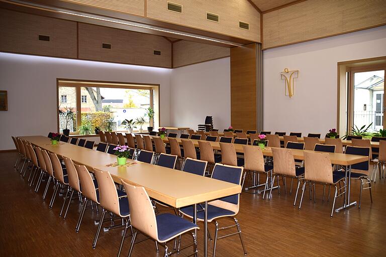Der große teilbare Saal des Pfarrheims Grafenrheinfeld dient nicht nur den Gruppen der katholischen Kirchengemeinde, sondern wird auch gerne für andere Zwecke angemietet. Der große teilbare Saal des Pfarrheims Grafenrheinfeld dient nicht nur den Gruppen der katholischen Kirchengemeinde, sondern wird auch gerne für andere Zwecke angemietet.