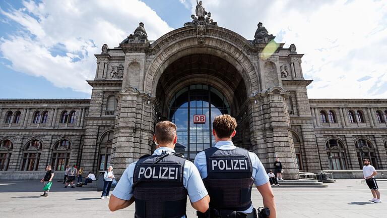 Polizisten am Nürnberger Hauptbahnhof       -  Das Umfeld des Nürnberger Hauptbahnhofs gilt als Kriminalitätsschwerpunkt. (Archivbild)
