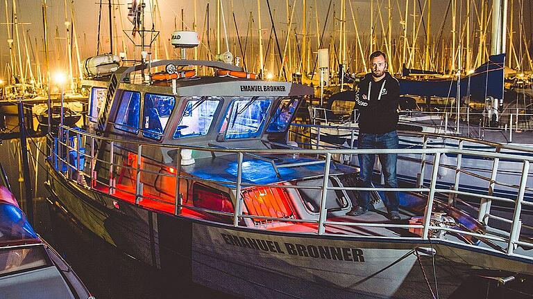 Manuel Müller auf dem Sea-Shepherd-Einsatzboot &bdquo;Emanuel Bronner&ldquo; im Hafen von Maasholm an der Ostsee.