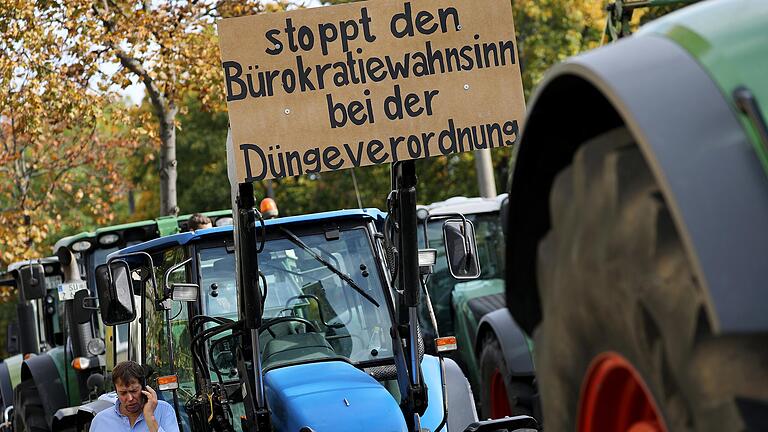 Am Dienstag werden zu einer Protestkundgebung in Würzburg mehrere Hundert landwirtschaftliche Schlepper aus ganz Unterfranken und Teilen Mittelfrankens erwartet. Mit Verkehrsbehinderungen auf den Anfahrtsstrecken und in der Innenstadt ist zu rechnen. Das Bild zeigt demonstrierende Landwirte am 14. Oktober in Bonn.