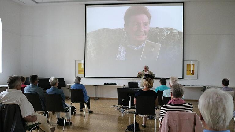 Beim Vortrag von Wolfgang Vorwerk über Ellen Isaak in der Alten Turnhalle wurde die maximal zulässige Besucherzahl von 50 fast vollständig ausgeschöpft.