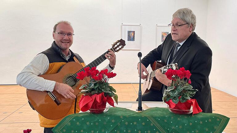 Pastoralreferent Stefan Tengler und Pfarrer Reiner Apel sorgten für vorweihnachtliche Worte und die musikalische Umrahmung der Adventsfeier für Senioren.