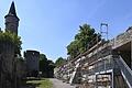 Ein etwa 80 Meter langer Abschnitt der Ochsenfurter Stadtmauer entlang des westlichen Stadtgrabens wird derzeit saniert. Efeubewuchs ist vor allem für die Schäden verantwortlich.&nbsp;