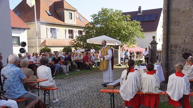 Mit einem Festgottesdienst, gestaltet von Pfarrer Kurt Wolf und Pfarrer Francis, begann die 1000-Jahr-Feier in Wustviel. Mit einem Festgottesdienst, gestaltet von Pfarrer Kurt Wolf und Pfarrer Francis, begann die 1000-Jahr-Feier in Wustviel.