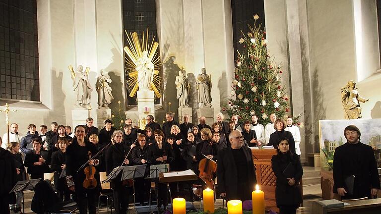 Chor, Musikerinnen und Solisten erhielten nach dem Konzert einen überwältigenden Applaus. Foto: Bianca Volkert - Chor, Musikerinnen und Solisten erhielten nach dem Konzert einen überwältigenden Applaus. Foto: Bianca Volkert Chor, Musikerinnen und Solisten erhielten nach dem Konzert einen überwältigenden Applaus. Foto: Bianca Volkert - Chor, Musikerinnen und Solisten erhielten nach dem Konzert einen überwältigenden Applaus. Foto: Bianca Volkert