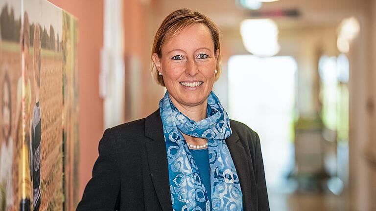 Eva von Vietinghoff-Scheel vom Kommunalunternehmen des Landkreises Würzburg ist erleichtert, ihre Mitarbeiterin für die Pflege behalten zu können. Sie kritisiert aber generell die häufig kurzfristigen und begrenzten Arbeits- und Aufenthaltsgenehmigungen. Eva von Vietinghoff-Scheel vom Kommunalunternehmen des Landkreises Würzburg ist erleichtert, ihre Mitarbeiterin für die Pflege behalten zu können. Sie kritisiert aber generell die häufig kurzfristigen und begrenzten Arbeits- und Aufenthaltsgenehmigungen.