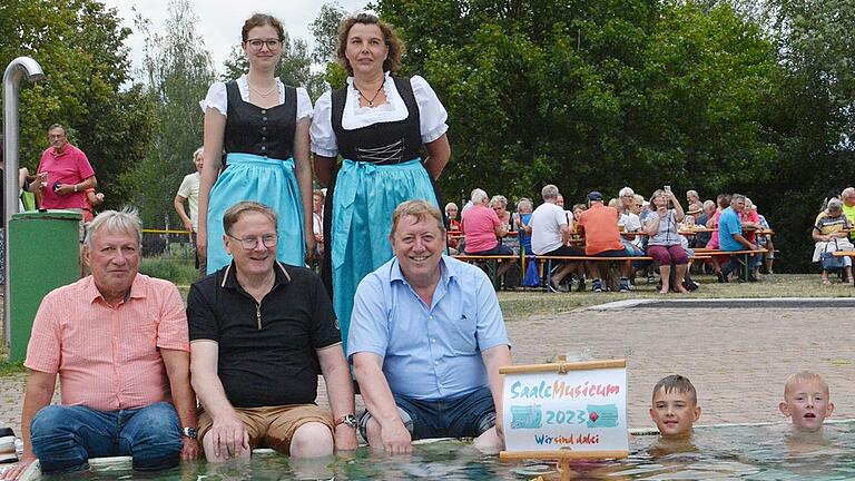 Bad Königshofens Zweiter Bürgermeister Peter Kuhn, Bürgermeister Wolfgang Seifert (Wülfershausen) und Kurdirektor Werner Angermüller ließen das Saalemusicum-Floß symbolisch zu Wasser.