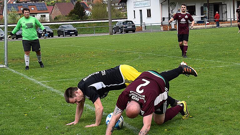 Rhöner Fußball-Nachlese - Im Liegestütz ringen diese Akteure von der SG Gräfendorf/Wartmannsroth/Dittlofsroda (rechts) und der SG Römershag/Bad Brückenau ums Spielgerät. Rhöner Fußball-Nachlese - Im Liegestütz ringen diese Akteure von der SG Gräfendorf/Wartmannsroth/Dittlofsroda (rechts) und der SG Römershag/Bad Brückenau ums Spielgerät.