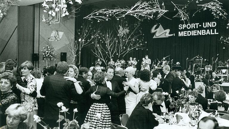 Sport- und Medienball       -  Der erste Sport- und Medienball 1989 im Congress Centrum Würzburg: Bis in die frühen Morgenstunden amüsierten sich die frohgelaunten Gäste des 1. Würzburger Sport- und Medienballs auf dem  Tanzparkett des festlich geschmückten Franconiasaales.