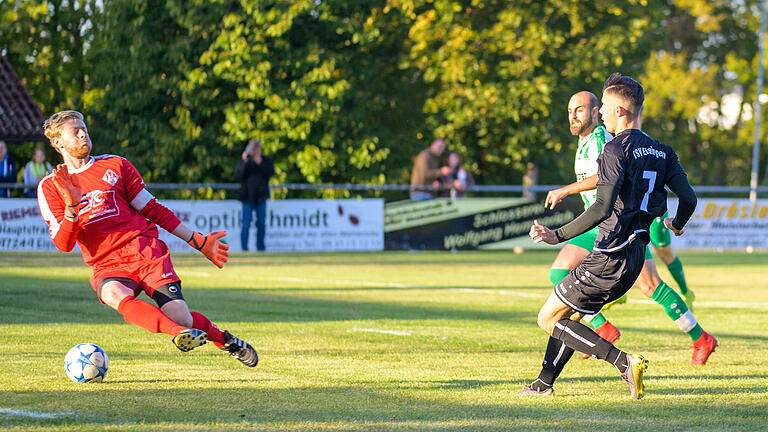 Der Treffer zum 1:1: Eisingens Fabio Volderauer überwindet Karlstadts Torwart Kai Belz (links).