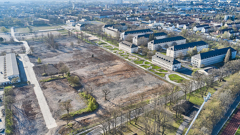 Aktueller Blick auf die Ledward Kaserne: Alle Gebäude wurden abgerissen, in der Bildmitte das grüne Band der Carus Allee. Auf einem Großteil der Brachfläche entsteht bis 2026 die Landesgartenschau.