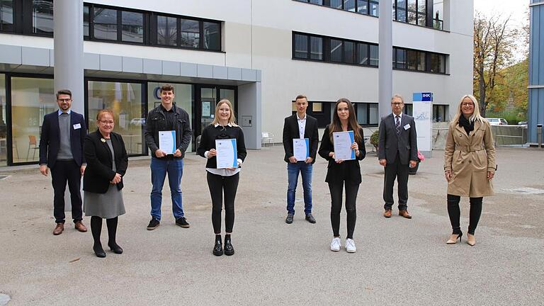 Die Bayernbesten aus dem Landkreisen Schweinfurt zusammen mit IHK-Vizepräsidentin Caroline Trips (rechts), dem stellvertretenden IHK-Hauptgeschäftsführer Jürgen Bode (Zweiter von rechts),  dem Bereichsleiter Berufsausbildung Dr. Lukas Kagerbauer (links) sowie Würzburgs Ex-Bürgermeisterin Marion Schäfer-Blake (Zweiter von links).