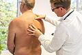 Ein Hausarzt untersucht einen Patienten       -  Ein bestimmter Typ beiger Fettzellen befindet sich vor allem in der Nacken- und Schultergegend.