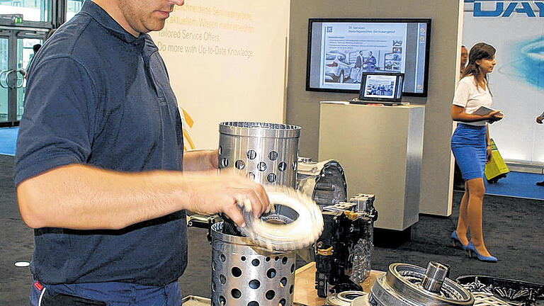 Am ZF-Services-Stand: Markus Hofmann zeigt, was in einem Getriebe steckt.