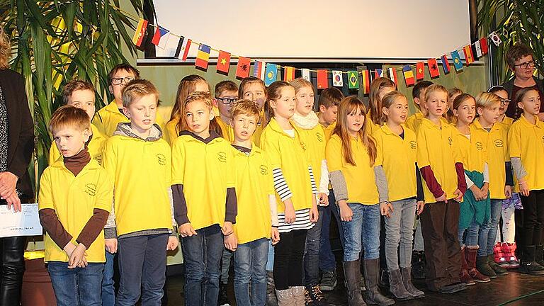 Der Grundschulchor der Nikolaus-Fey-Schle in Wiesentheid trug mit dem Lied 'We are the World' zum Neujahrsempfang von Schulen und Gemeinde in Wiesentheid bei. Der Grundschulchor der Nikolaus-Fey-Schle in Wiesentheid trug mit dem Lied 'We are the World' zum Neujahrsempfang von Schulen und Gemeinde in Wiesentheid bei.