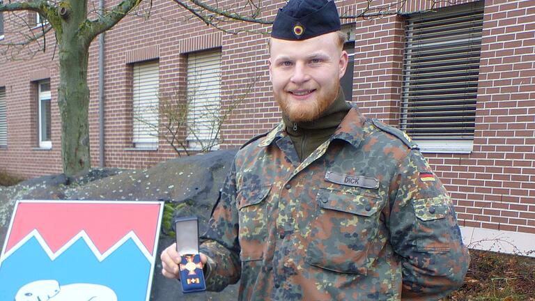 Elvis Dick mit dem Ehrenkreuz der Bundeswehr, das ihm jetzt für seinen Einsatz bei der Messerattacke in Würzburg Ende Juni verliehen wurde.