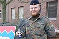 Elvis Dick mit dem Ehrenkreuz der Bundeswehr, das ihm jetzt für seinen Einsatz bei der Messerattacke in Würzburg Ende Juni verliehen wurde.