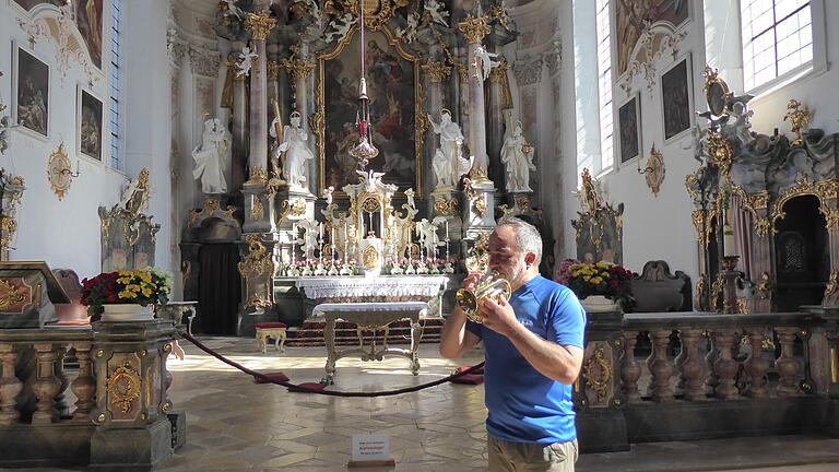 In seinen Wanderpausen spielte Klüpfel immer wieder Trompete - auch in Kirchen. In seinen Wanderpausen spielte Klüpfel immer wieder Trompete - auch in Kirchen. 