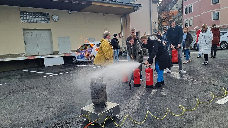 Praktische Übungen mit dem Feuerlöscher Praktische Übungen mit dem Feuerlöscher