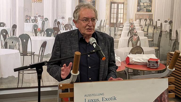 Volkskundler Heinrich Hacker beim Vortrag vor der Entwurfsansicht Max Littmanns für das Kurgartencafé (1912) - Volkskundler Heinrich Hacker beim Vortrag vor der Entwurfsansicht Max Littmanns für das Kurgartencafé (1912) Volkskundler Heinrich Hacker beim Vortrag vor der Entwurfsansicht Max Littmanns für das Kurgartencafé (1912) - Volkskundler Heinrich Hacker beim Vortrag vor der Entwurfsansicht Max Littmanns für das Kurgartencafé (1912)