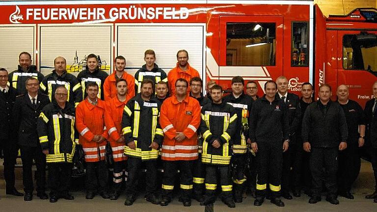 Alle 17 Feuerwehrmänner bestanden Maschinistenlehrgang       -  (feu)   Neue Technik, neue Ausstattung, neue Aufgabenbereiche: Die Anforderungen an die Mitglieder einer Feuerwehr steigen stetig. Eine gute Ausbildung ist deshalb besonders wichtig. Zum Beispiel ein Maschinistenlehrgang. Den haben 17 Floriansjünger aus der Region erfolgreich absolviert. Kreisbrandmeister Alfred Wirsching (Zweiter von rechts) überreichte im Grünsfelder Feuerwehrgerätehaus die Urkunden. In den vergangenen 14 Tagen haben Feuerwehrkameraden aus Grünsfeld, Zimmern, Kützbrunn, Ilmspan und Wittighausen wieder die Schulbank gedrückt und lernten, was ein Maschinist so alles können muss. Er muss beispielsweise Wasserpumpen unterschiedlichster Ausführung bedienen, über technische Besonderheiten Bescheid wissen und Sicherheitsvorschriften kennen. &bdquo;Maschinisten haben eine wichtige Funktion bei der Feuerwehr&ldquo;, erklärte Alfred Wirsching. Der Kreisbrandmeister wies darauf hin, dass die Anforderungen an die Floriansjünger gestiegen sind. Moderne Fahrzeuge verfügen seinen Angaben zufolge über immer komplexere technische Ausstattungen. Wirsching dankte den Lehrgangsleitern Jörg Hoch und Klaus Hofer (beide Tauberbischofsheim) sowie Michael Seifried (Hardheim). Wirsching freute besonders, dass alle Teilnehmer den Lehrgang bestanden haben. Das große ehrenamtliche Engagement lobte Bürgermeister Joachim Markert (links). &bdquo;Die Teilnehmer haben mit viel Herzblut den Lehrgang absolviert&ldquo;, versicherte er. Markert begrüßte es, wenn die Ausbildung zentralisiert wird. Die moderne Ausrüstung und die geografische Lage machen Grünsfeld in seinen Augen zu einem besonders geeigneten Standort für Fortbildungen. Den Lehrgang haben bestanden: Andreas Bauereis, Thorsten Bamberger, Danny Dürr, Timo Dürr, Martin Häusler, Markus Kraft, Reiner Schenk (alle Grünsfeld), Hubert Neckermann, Karsten Lotter (beide Zimmern), Adrian Bayer, Mario Bayer (beide Kützbrunn), Thomas Dexneit, Stefan Dürr, Jonathan Stoy, Martin Wundling (alle Ilmspan) sowie Sebastian Ehmann und Joshua Fafoutis (beide Wittighausen).