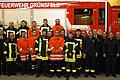 Alle 17 Feuerwehrmänner bestanden Maschinistenlehrgang       -  (feu)   Neue Technik, neue Ausstattung, neue Aufgabenbereiche: Die Anforderungen an die Mitglieder einer Feuerwehr steigen stetig. Eine gute Ausbildung ist deshalb besonders wichtig. Zum Beispiel ein Maschinistenlehrgang. Den haben 17 Floriansjünger aus der Region erfolgreich absolviert. Kreisbrandmeister Alfred Wirsching (Zweiter von rechts) überreichte im Grünsfelder Feuerwehrgerätehaus die Urkunden. In den vergangenen 14 Tagen haben Feuerwehrkameraden aus Grünsfeld, Zimmern, Kützbrunn, Ilmspan und Wittighausen wieder die Schulbank gedrückt und lernten, was ein Maschinist so alles können muss. Er muss beispielsweise Wasserpumpen unterschiedlichster Ausführung bedienen, über technische Besonderheiten Bescheid wissen und Sicherheitsvorschriften kennen. &bdquo;Maschinisten haben eine wichtige Funktion bei der Feuerwehr&ldquo;, erklärte Alfred Wirsching. Der Kreisbrandmeister wies darauf hin, dass die Anforderungen an die Floriansjünger gestiegen sind. Moderne Fahrzeuge verfügen seinen Angaben zufolge über immer komplexere technische Ausstattungen. Wirsching dankte den Lehrgangsleitern Jörg Hoch und Klaus Hofer (beide Tauberbischofsheim) sowie Michael Seifried (Hardheim). Wirsching freute besonders, dass alle Teilnehmer den Lehrgang bestanden haben. Das große ehrenamtliche Engagement lobte Bürgermeister Joachim Markert (links). &bdquo;Die Teilnehmer haben mit viel Herzblut den Lehrgang absolviert&ldquo;, versicherte er. Markert begrüßte es, wenn die Ausbildung zentralisiert wird. Die moderne Ausrüstung und die geografische Lage machen Grünsfeld in seinen Augen zu einem besonders geeigneten Standort für Fortbildungen. Den Lehrgang haben bestanden: Andreas Bauereis, Thorsten Bamberger, Danny Dürr, Timo Dürr, Martin Häusler, Markus Kraft, Reiner Schenk (alle Grünsfeld), Hubert Neckermann, Karsten Lotter (beide Zimmern), Adrian Bayer, Mario Bayer (beide Kützbrunn), Thomas Dexneit, Stefan Dürr, Jonathan Stoy, Martin Wundling (alle Ilmspan) sowie Sebastian Ehmann und Joshua Fafoutis (beide Wittighausen).