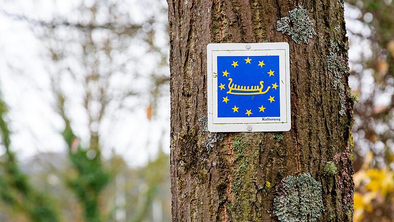 Der Kulturweg ist mit einem blauen Schild, auf dem die Europasterne abgebildet sind, ausgeschildert. Der Kulturweg ist mit einem blauen Schild, auf dem die Europasterne abgebildet sind, ausgeschildert.