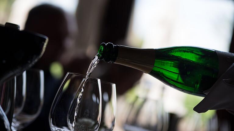 Eine Frau schenkt Sekt ein       -  Zu einem Wochenend-Frühstück darf es auch mal ein Glas Sekt sein.