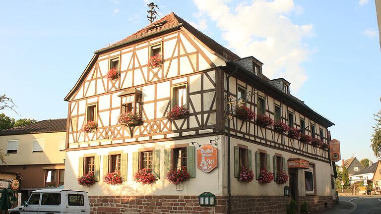 Der Gasthof Adler in Steinbach ist eine der traditionsreichsten Gaststätten in Lohr. Nun gibt es Aussagen zu einer bevorstehenden Schließung. Gastwirt Raimund Freund will die Entscheidung von den nächsten Wochen abhängig machen.