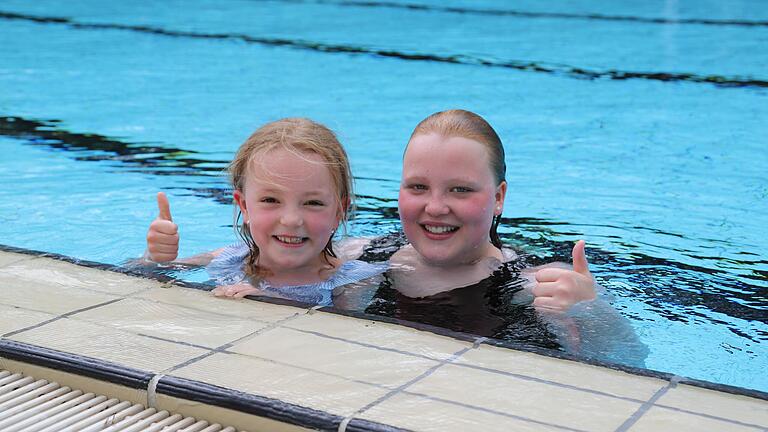 Daumen hoch und ein Lächeln, aber nur fürs Foto! Bei 20,2 Grad Wassertemperatur wagten Nora und Nina einen kurzen Sprung ins Geomaris-Freibad. Die Mädchen aus Sachsen-Anhalt verbringen ihre Ferien in Gerolzhofen und zählten zu den ersten Badegästen am Montag.