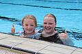 Daumen hoch und ein Lächeln, aber nur fürs Foto! Bei 20,2 Grad Wassertemperatur wagten Nora und Nina einen kurzen Sprung ins Geomaris-Freibad. Die Mädchen aus Sachsen-Anhalt verbringen ihre Ferien in Gerolzhofen und zählten zu den ersten Badegästen am Montag.