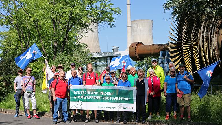 Die Protest-Wanderung 'Frieden in Bewegung' der Naturfreunde machte am Pfingstwochenende unter anderem am Kernkraftwerk in Grafenrheinfeld Halt.