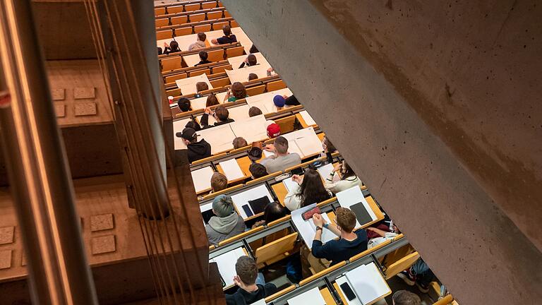 Studium.jpeg       -  Mit dem Beginn des Studiums sollten Studierende sich auch zu Versicherungen schlaumachen.